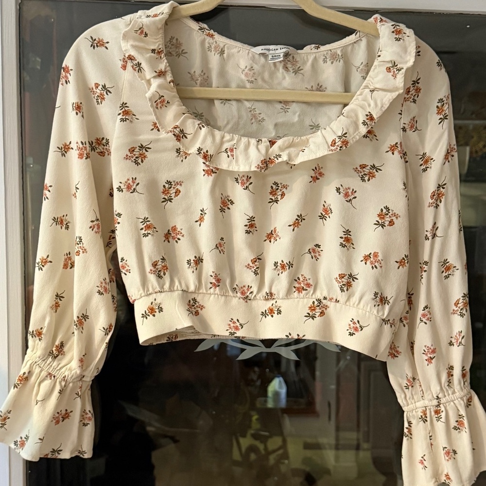 American Eagle Outfitters Crop blouse with flowers size Small